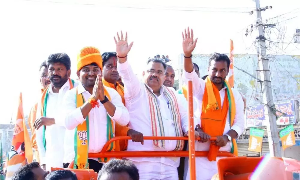 BJP State in-charge Tarun Chugh, Dubbaka MLA Raghunandan Rao and Sagar constituency leader Ravi Naik greeting people during a procession in Halia on Thursday