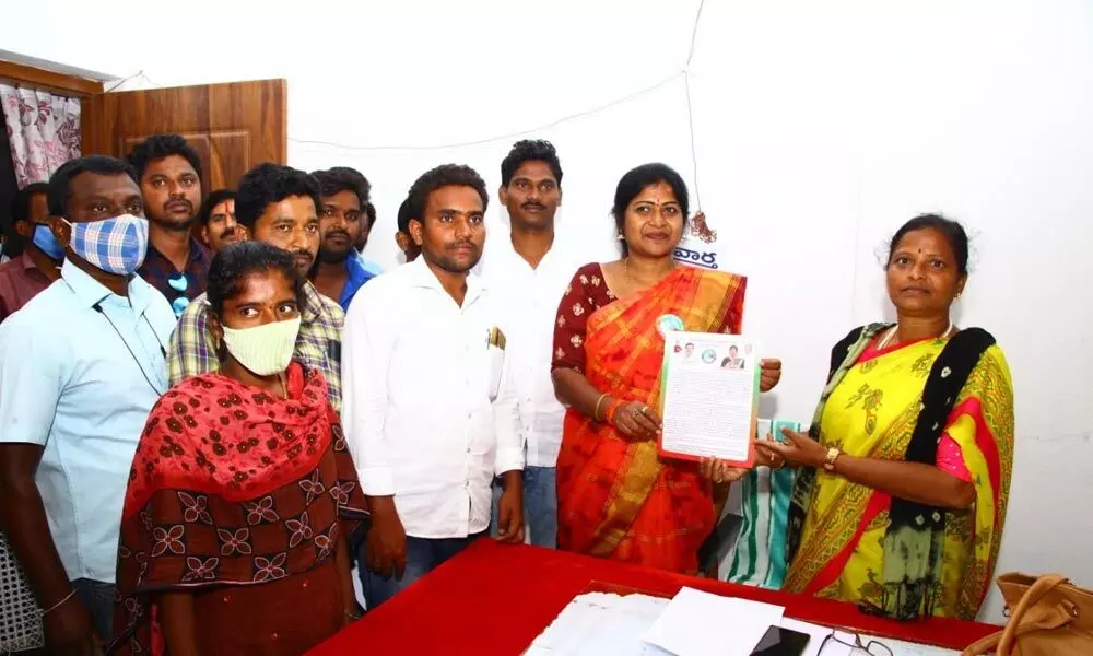 Yuva Telangana candidate for Warangal-Khammam-Nalgonda Graduates constituency Rani Rudrama campaigning in Mahabubabad on Thursday