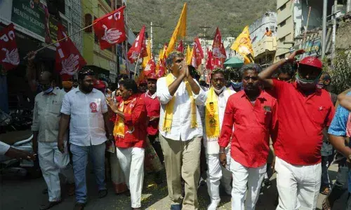MP Kesineni Nani canvassing in West Assembly constituency in Vijayawada on Thursday