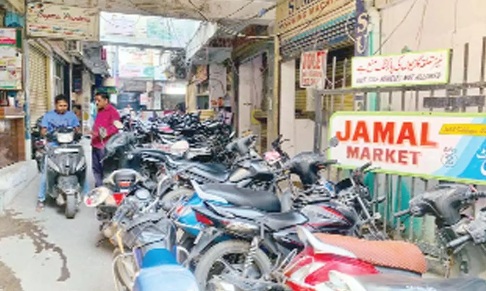 Parking woes persist at Chatta Bazaar