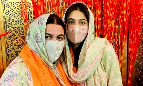 Bollywood Actress Sara Ali Khan Visits Ajmer Sharif Along With Her Mom Amrita