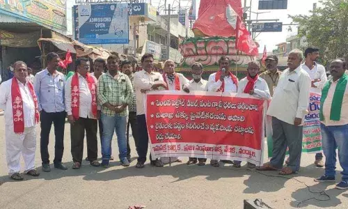 Leaders of Left parties staging road blockade in Kurnool on Friday