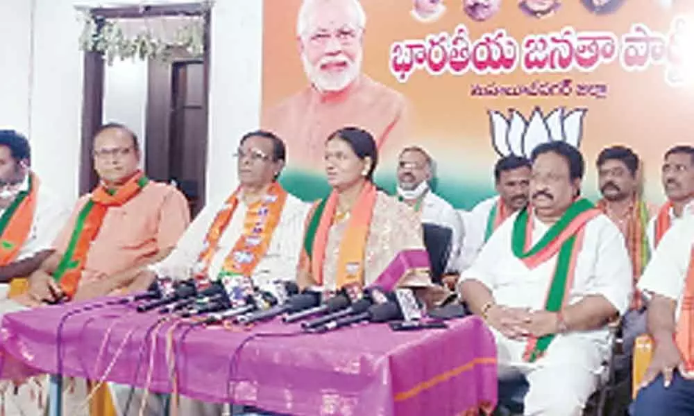 BJP national vice-president DK Aruna and former MP Jitender Reddy addressing a press meet in Mahbubnagar on Saturday