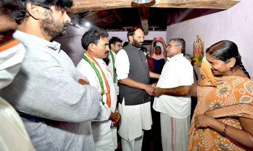 TPCC chief Uttam Kumar Reddy consoling the parents of advocate Vaman Rao in Peddapally on Saturday