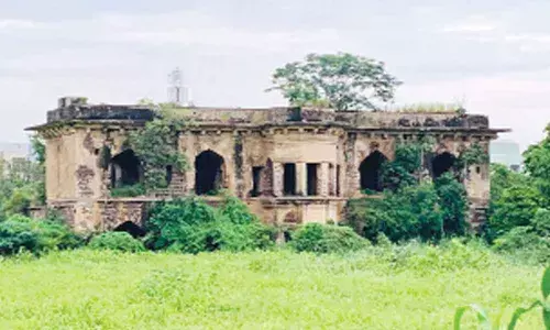 Palace of fragrance in a stinking, poignant state