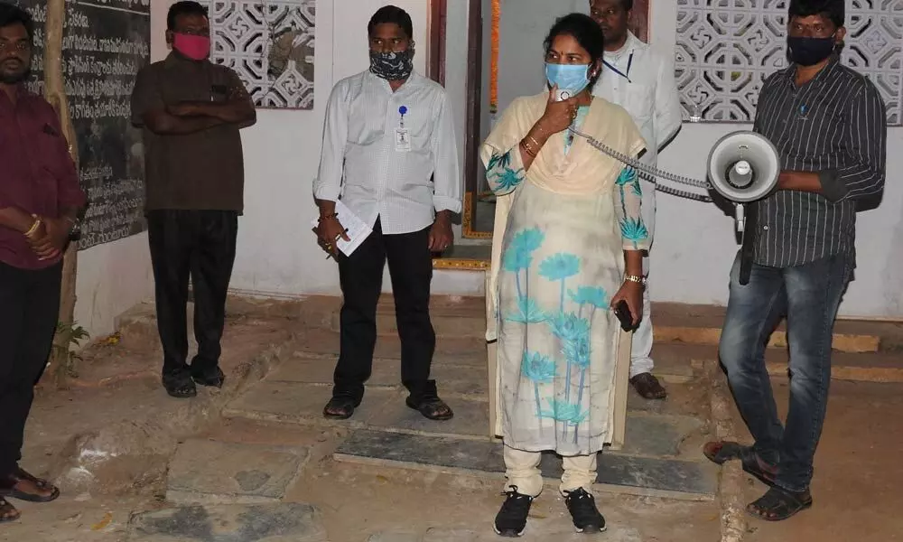 GMC Commissioner Challa Anuradha during inspection of sanitation in Guntur on Sunday