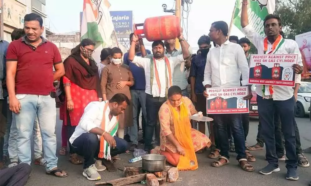 Members of Warangal Urban Youth Congress cooking with wood in protest against the increasing prices of gas at Hanamkonda chowrasta on Monday