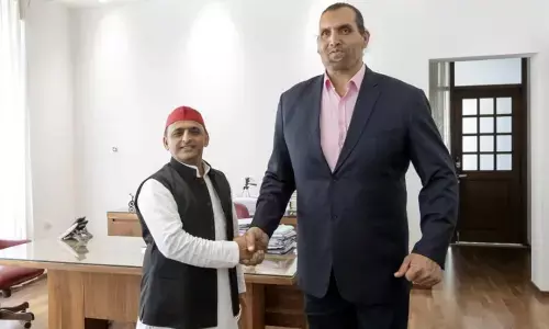 Akhilesh Yadav meets Khali in Lucknow
