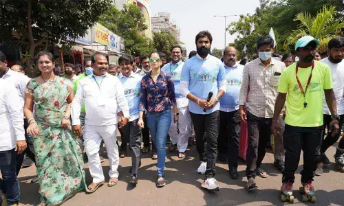 International Table Tennis player Naina Jaiswal and MP Bharat participating in tree plantation on AVA road in Rajamahendravaram on Monday, as part of Yuvatha-Haritha programme
