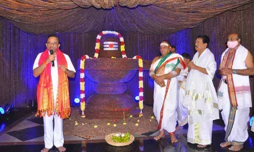 MP Magunta Srinivasulu Reddy addressing after inaugurating the Yagna