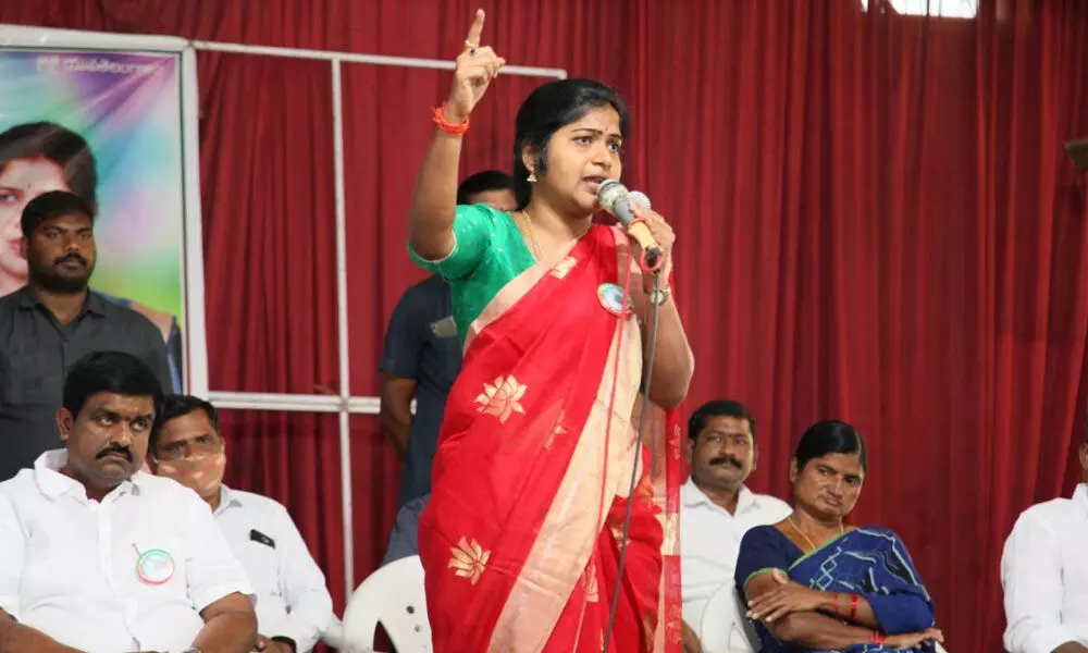 Yuva Telangana Party MLC candidate Rani Rudrama Reddy addressing the gathering in Mata-Mucchata programme in Munugodu constituency on Tuesday