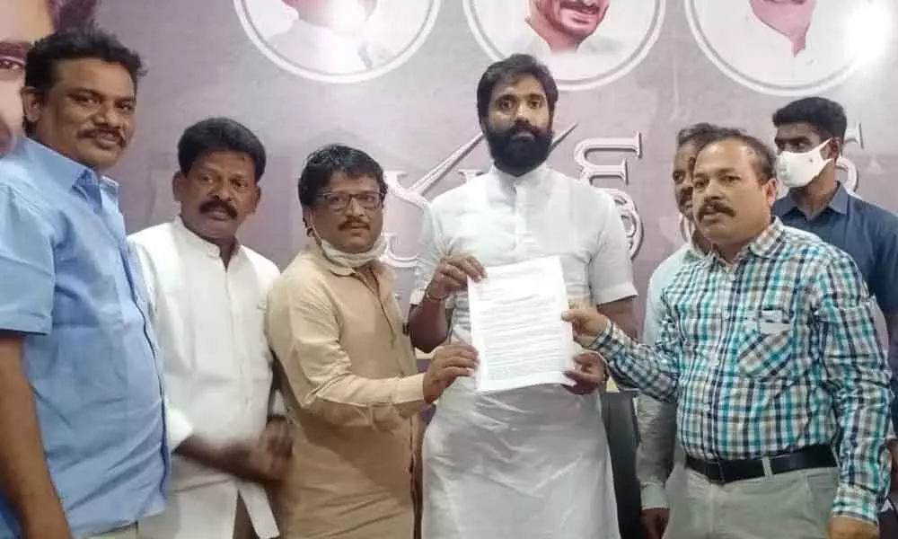 LIC Employees Union leaders submitting  a memorandum to MP Bharat Ram in Rajamahendravaram on Tuesday.