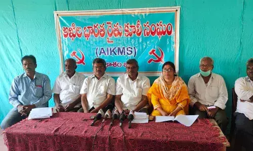 Members of South India team explaining their observations on the farmers’ agitation at Delhi, in Ongole on Tuesday