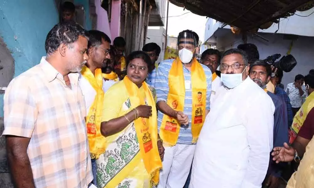 Former Union Minister Kotla Jaya Surya Prakash Reddy and Kurnool constituency in-charge T G Bharat participating in civic body campaign in Kurnool on Friday
