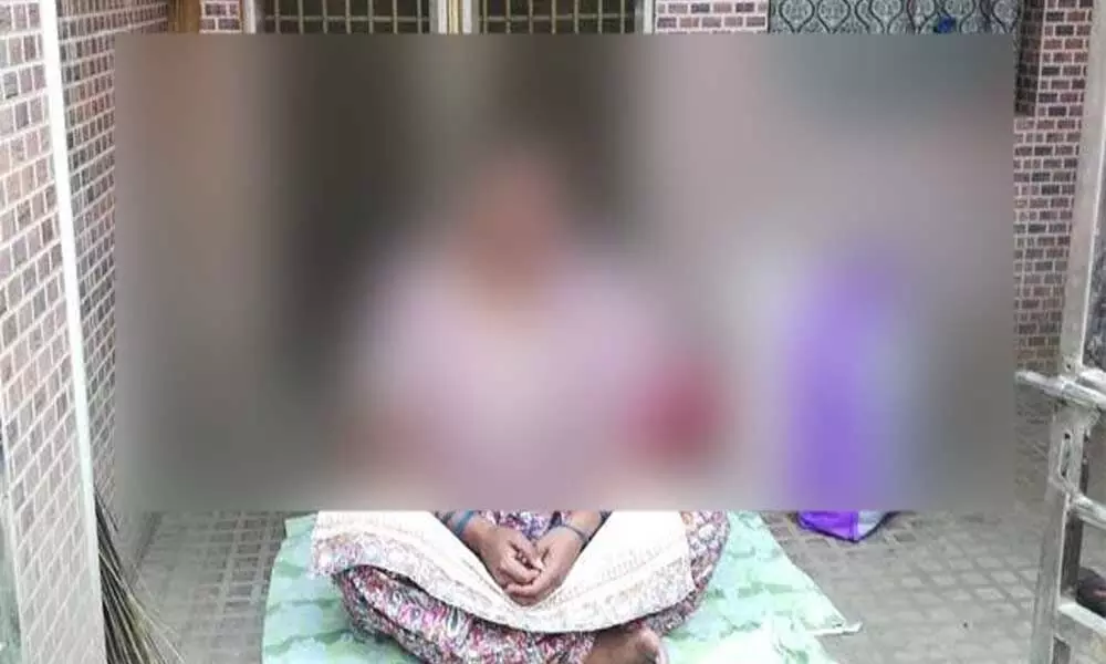 Woman protests against her husband for leaving her in Narasannapeta