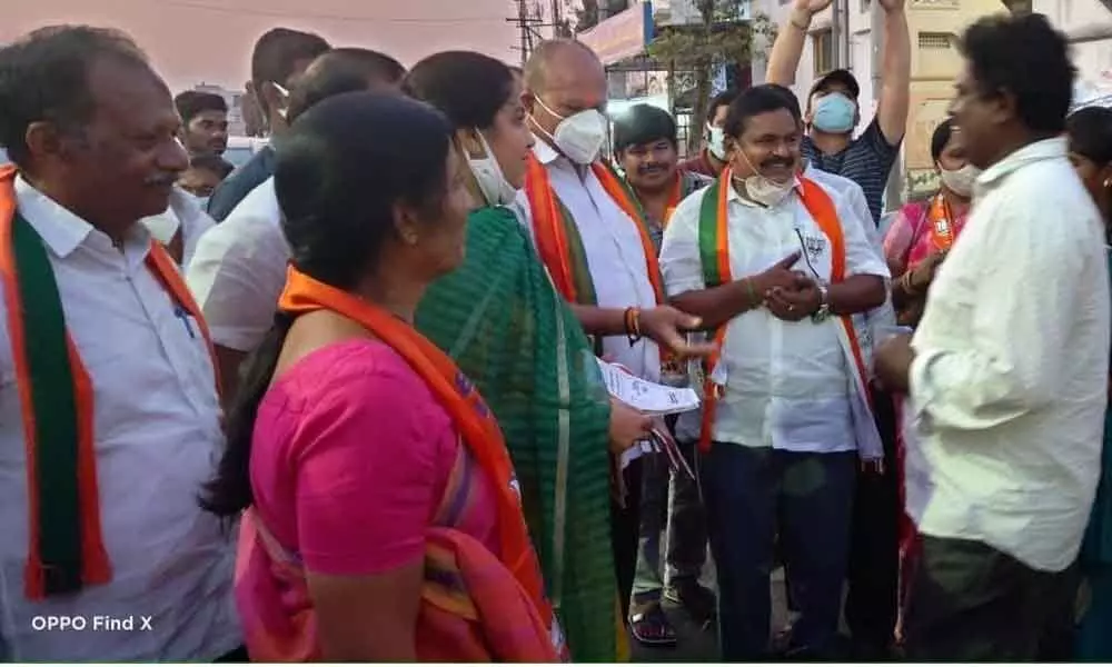 BJP State former president Kanna Lakshminarayna participating in election campaign in Guntur on Sunday