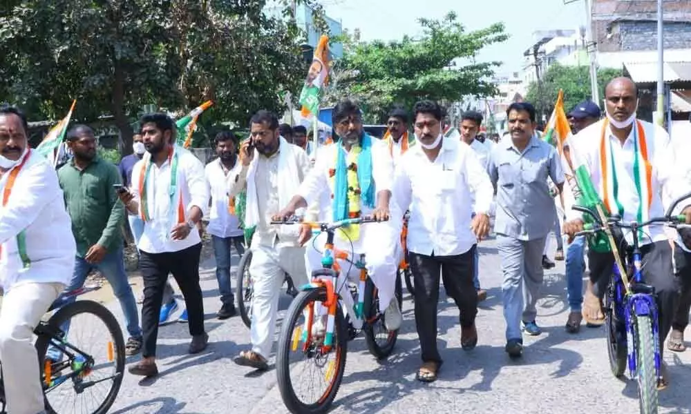 Congress launches cycle yatra to protest hike in fuel prices