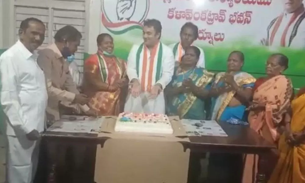 DCC president Ahmed Ali Khan partipating in a cake cutting function organised on the occassion of International Women’s Day at the party office in Kurnool on Monday
