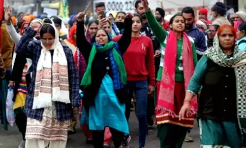 Women farmers sport mehendi with protest slogan at Ghazipur