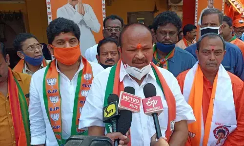 BJP State former president Kanna Lakshminarayana addressing the media in Guntur on Monday