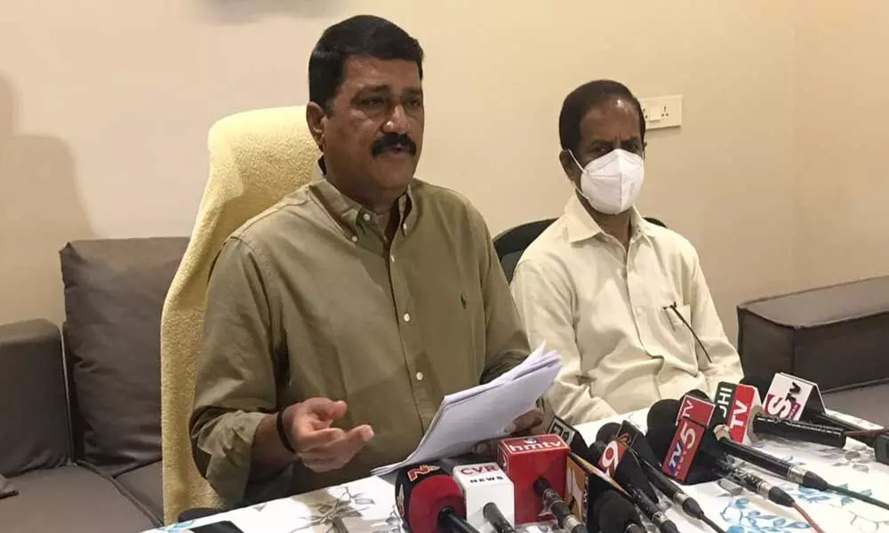 Former Union Minister and Visakhapatnam North MLA Ganta Srinivasa Rao said on Tuesday that both the central and state governments had misled people over the privatisation of the Visakhapatnam Steel Plant.