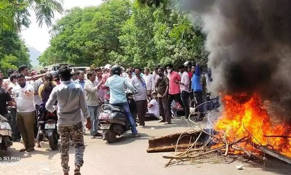 Effigies of Prime Minister and Chief Minister of Andhra Pradesh being burnt as Ukku stir intensifies in Visakhapatnam