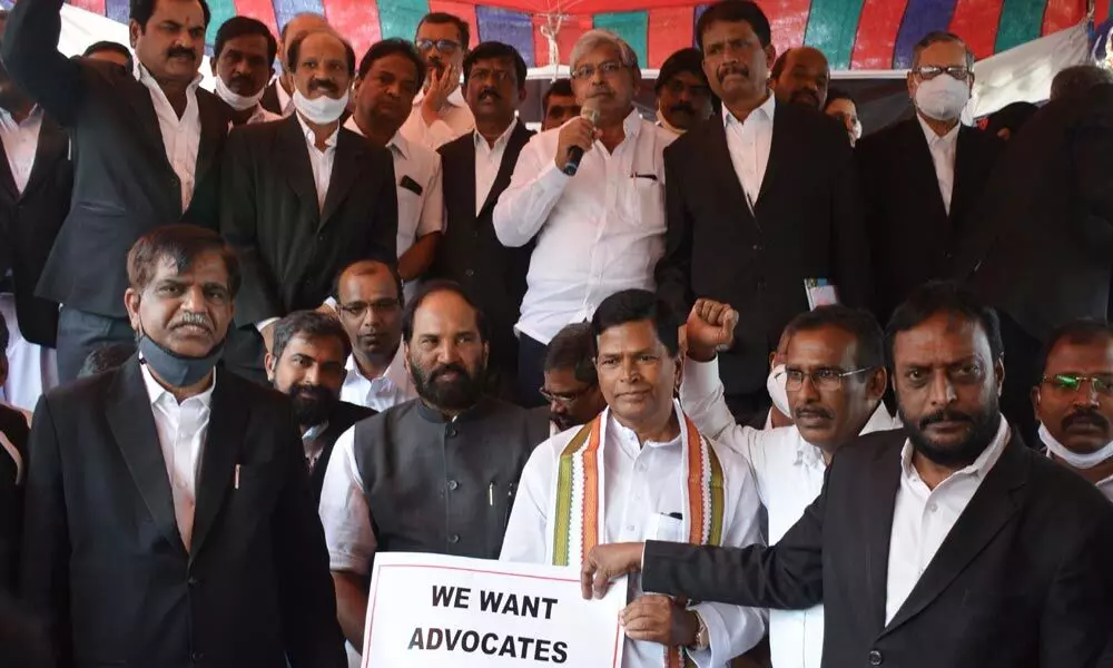 TPCC president N Uttam Kumar Reddy along with Chinna Reddy participating in advocates dharna against the murder of lawyer couple GattuVaman Rao and P V Nagamani, at Indira Park on Tuesday. 	-Photo:Ch Prabhu Das