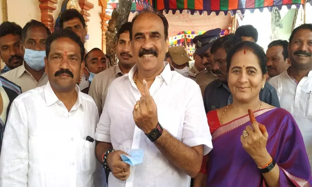 Balineni Srinivas Reddy announced that the polling in Prakasam district is going on one side, on the YSRCP side.