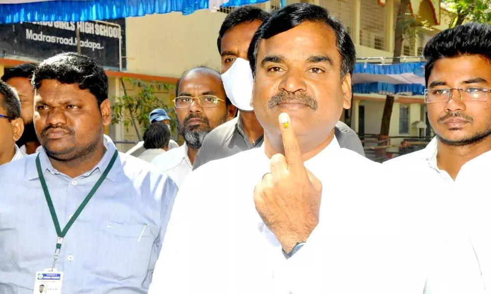 Deputy Chief Minister Amzath Basha exercised his franchise in 29th division of Kadapa Municipal Corporation on Wednesday.