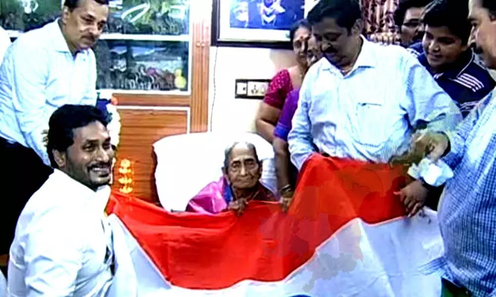 Andhra Pradesh: YS Jagan honours Pingali Venkayyaa family in Macherla