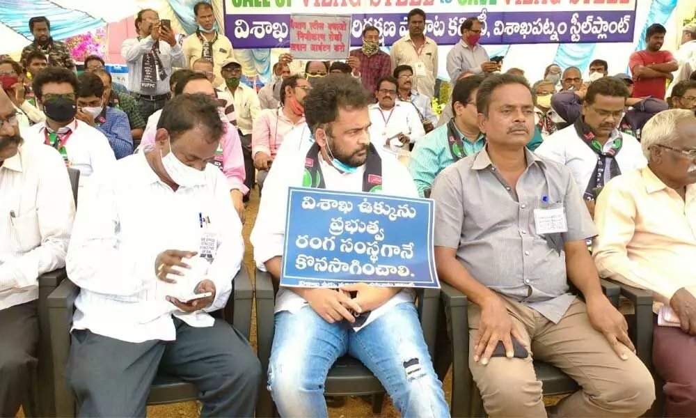 Tollywood actor  S Sivaji who extended support to the Ukku stir, visiting the relay hunger strike camp at Kurmannapalem in Visakhapatnam on Friday