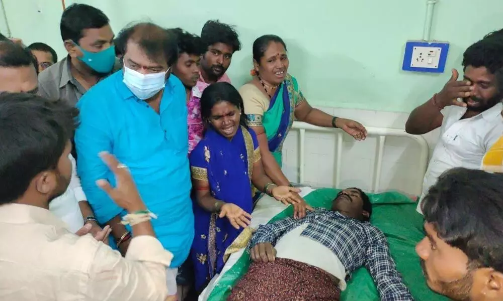 Minister for Labour Gummanur Jayaram consoling the deceased family members at Arikera on Friday
