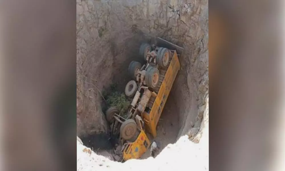 Lorry falls into agricultural well in Hyderabad outskirts, 1 injured