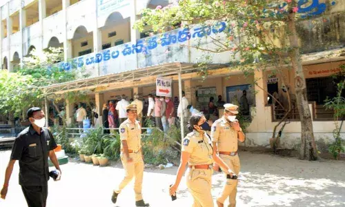 SP Apoorva Rao inspecting polling station at Zilla Parishad High School in Wanaparthy on Sunday
