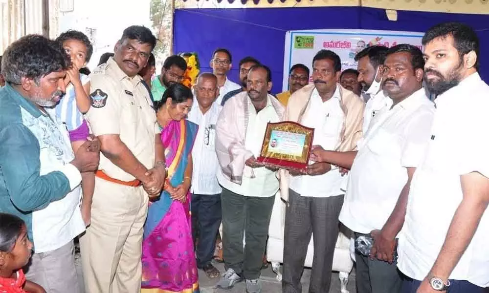 Potti Sriramulus family members being felicitated in Ongole on Tuesday