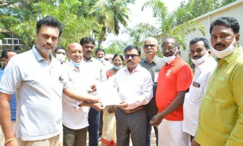 UFBU representatives submitting a memorandum to Collector Dr Pola Bhaskara against privatisation of banks in Ongole on Tuesday