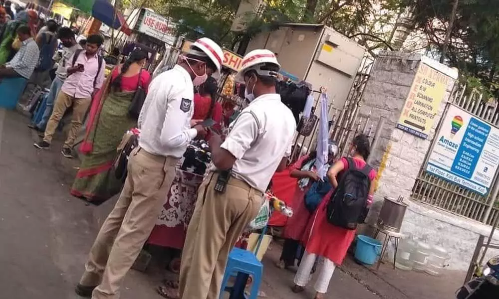 Street vendors in city bear brunt of traffic cops’ ‘terror’