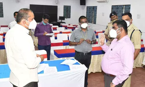 District Collector G Veera Pandiyan along with Superintendent of Police Dr Fakkeeappa Kaginelli and Municipal Commissioner D K Balaji