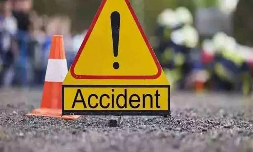 Three killed in road mishap near Vinukonda