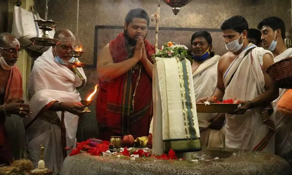 Swatmanandendra Saraswathi Swamy performing Rudrabhishekam at Pancharama Kshetram Sri Kumara Rama Bheemeswara Swamy Temple at Samalkot in East Godavari district on Thursday