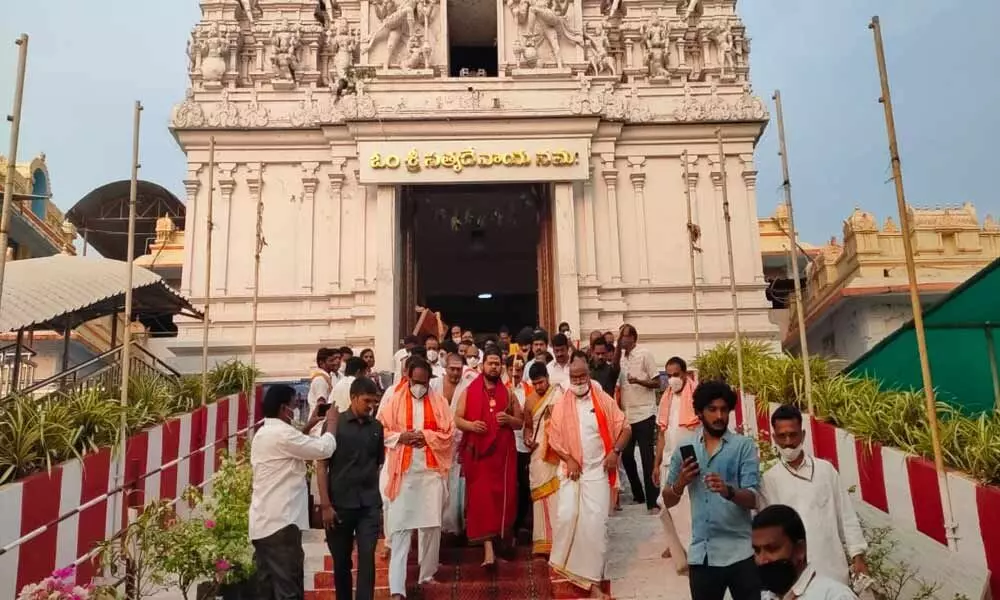 Visakha Sri Sarada Peetham Uttaradhikari Swatmanandendra Swamiji visits Annavaram