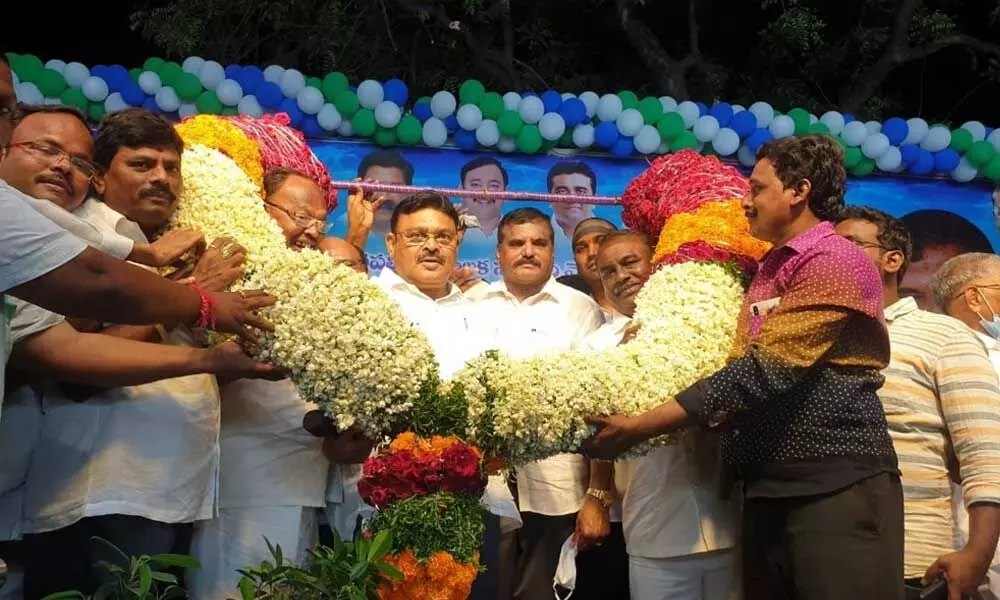 YSRCP municipal councillors felicitating Minister Botcha Satyanarayana and MLA Ambati Rambabu in Guntur on Sunday