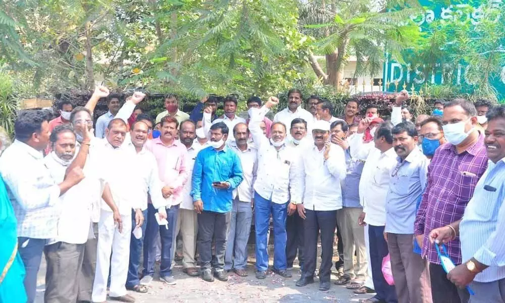 Telangana Non-Gazetted Officers’ Association expressing happiness after the Chief Minster’s announcement of salary fitment and increase in retirement age in Khammam on Monday