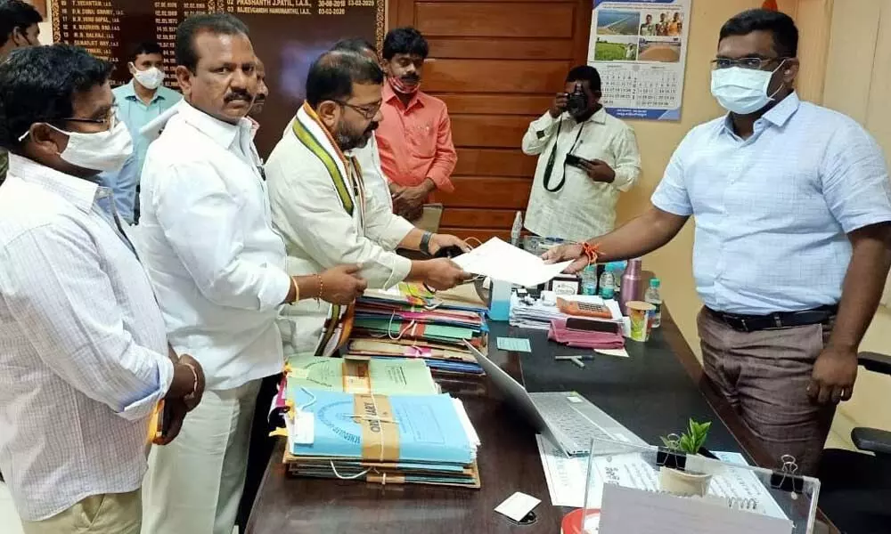 DCC president Naini Rajender Reddy submitting a memorandum to Warangal Urban District Collector Rajiv Gandhi Hanumanthu, who is also the GWMC Special Officer on Monday
