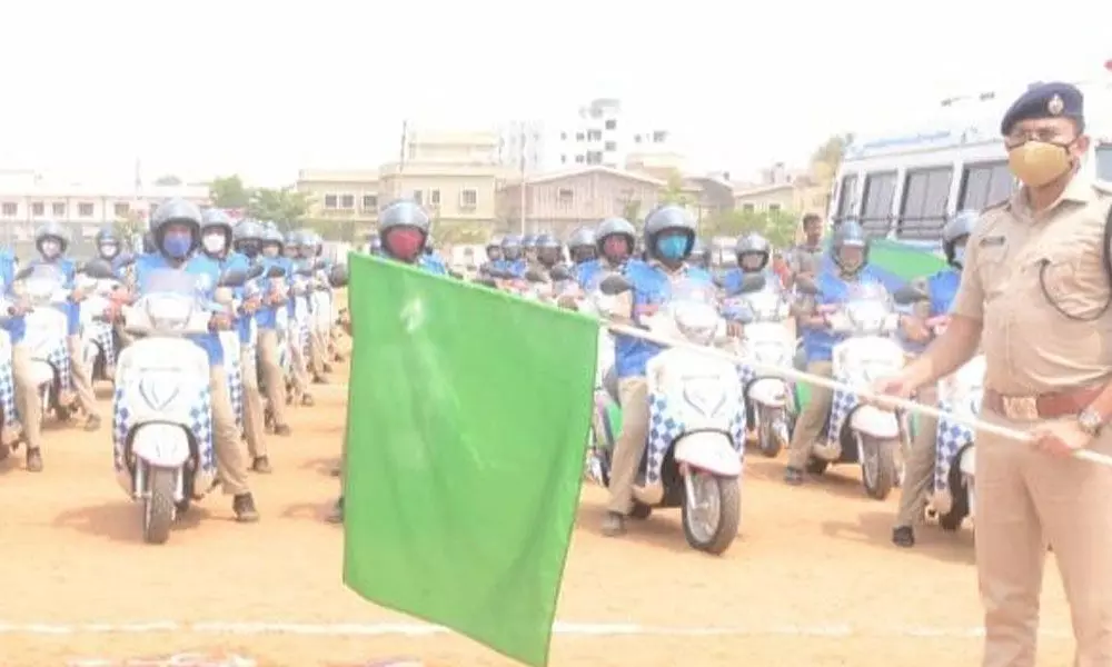 SP Amith Bhardhar inaugurating Disha special vehicles in Srikakulam on Monday.