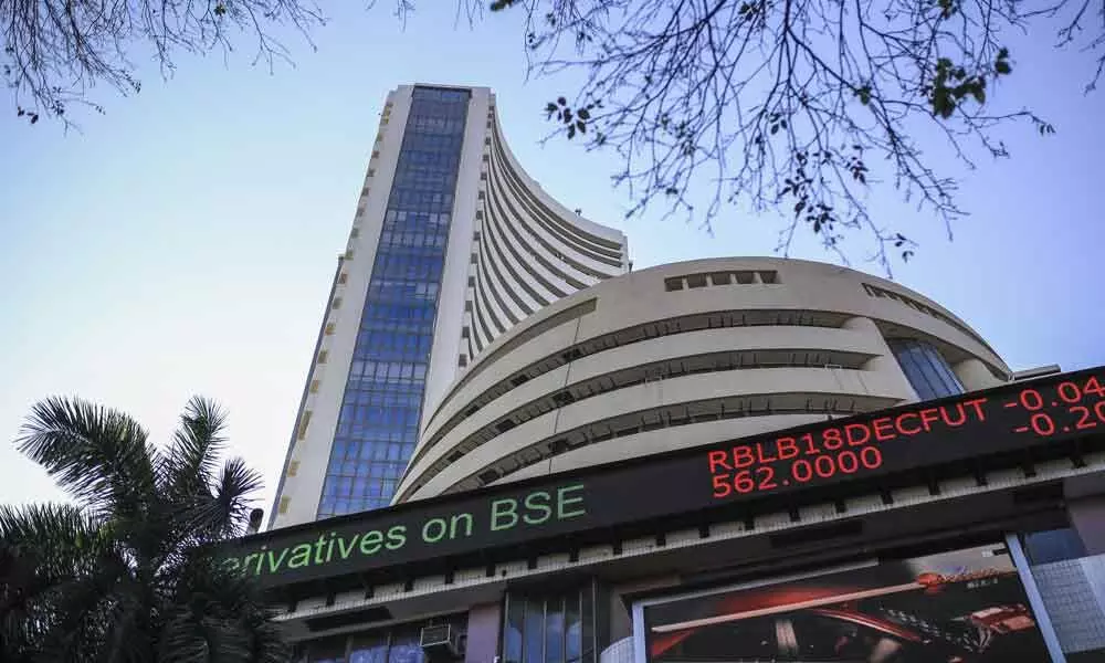 Market edges down amid weak global cues