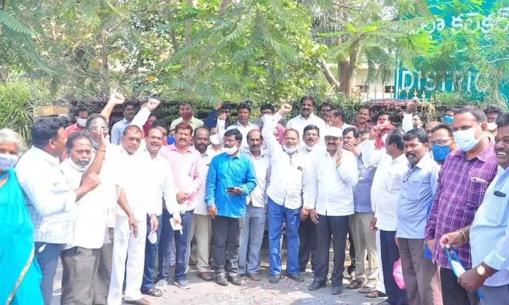 Telangana Non-Gazetted Officers’ Association expressing happiness after the Chief Minster’s announcement of salary fitment and increase in retirement age in Khammam on Monday