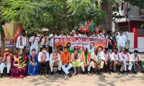 BJP district president Patibandla Rama Krishna, Tobacco Board chairman Yadlapati Raghunath Babu and others protesting at Collectorate in Guntur