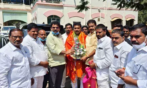 YSRCP leaders from Gorantla felicitating Mayor Kavati Manohar Naidu, Deputy Mayor Vajra Babu  in Guntur on Tuesday