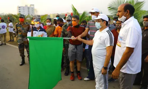 District Collector RV Karnan and Commissioner of Police Tafseer Iqbal flagging off freedom run at Lakaram tank bund in Khammam town on Wednesday